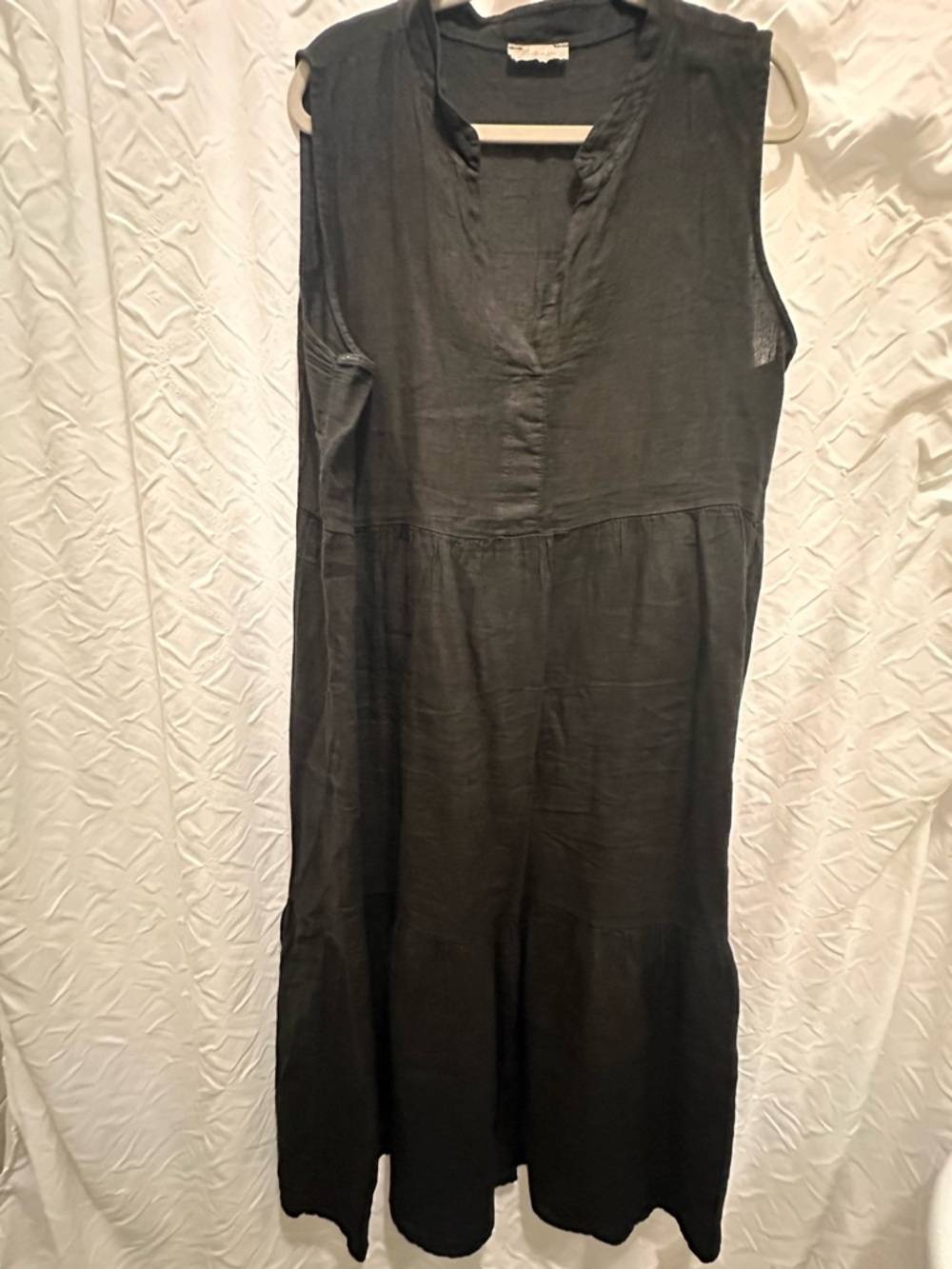 Women's Sleeveless Black Linen Split-neck Midi Dress